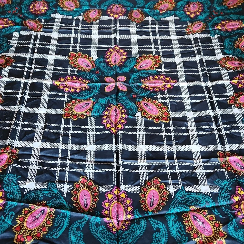 Diane Von Furstennerg large 100% silk scarf - Picture 9 of 9